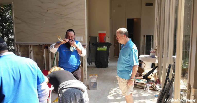 50 Rabbis in Houston Counsel, Cheer and Support Hurricane Victims